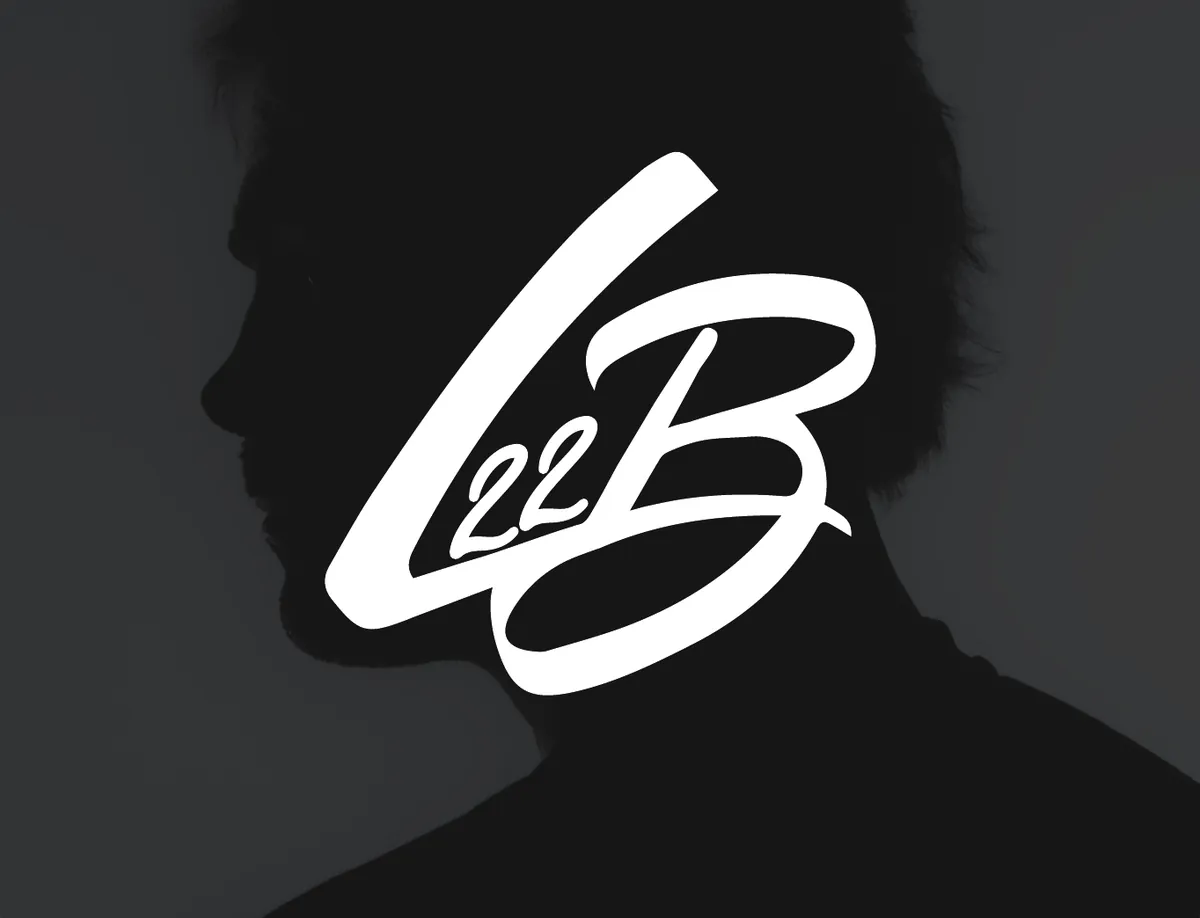 Logo L22B sobre silueta