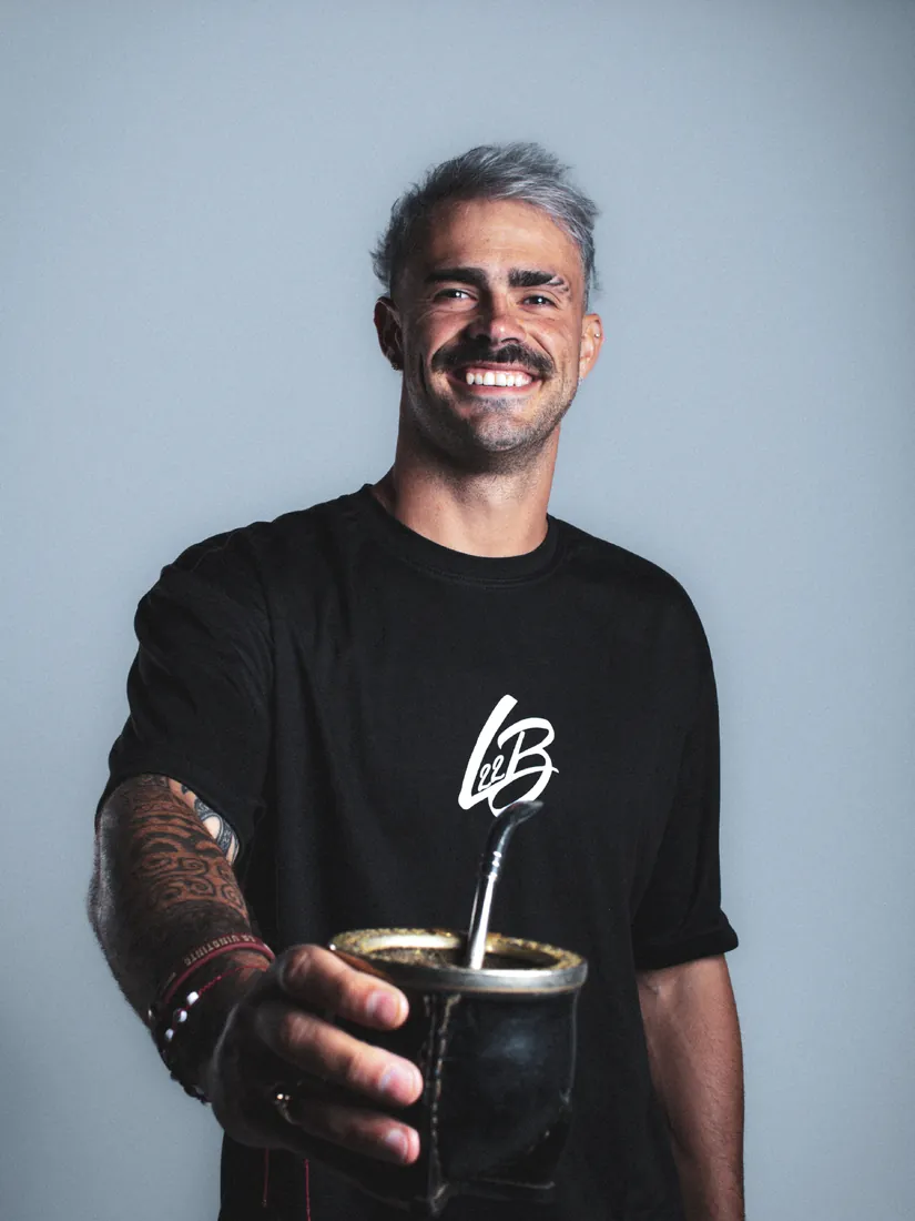 Camiseta negra L22B con mate